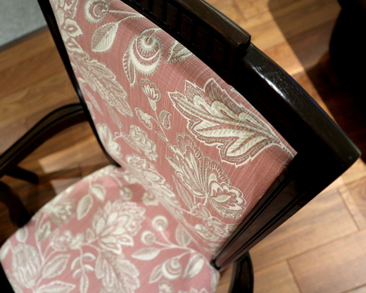 キュートな花柄のダイニングチェアと、柄合わせをしないということ